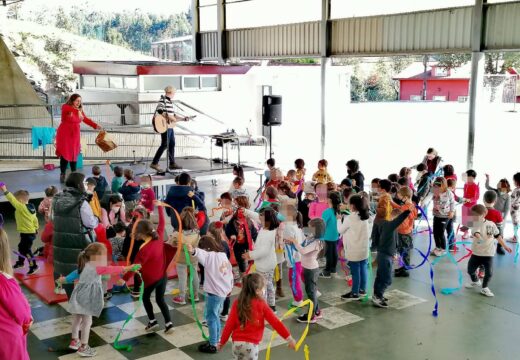 A rapazada de Infantil do CEIP Pedrouzos e as unitarias dos Ánxeles e Sabaxáns asisten a un espectáculo pola diversidade de xénero